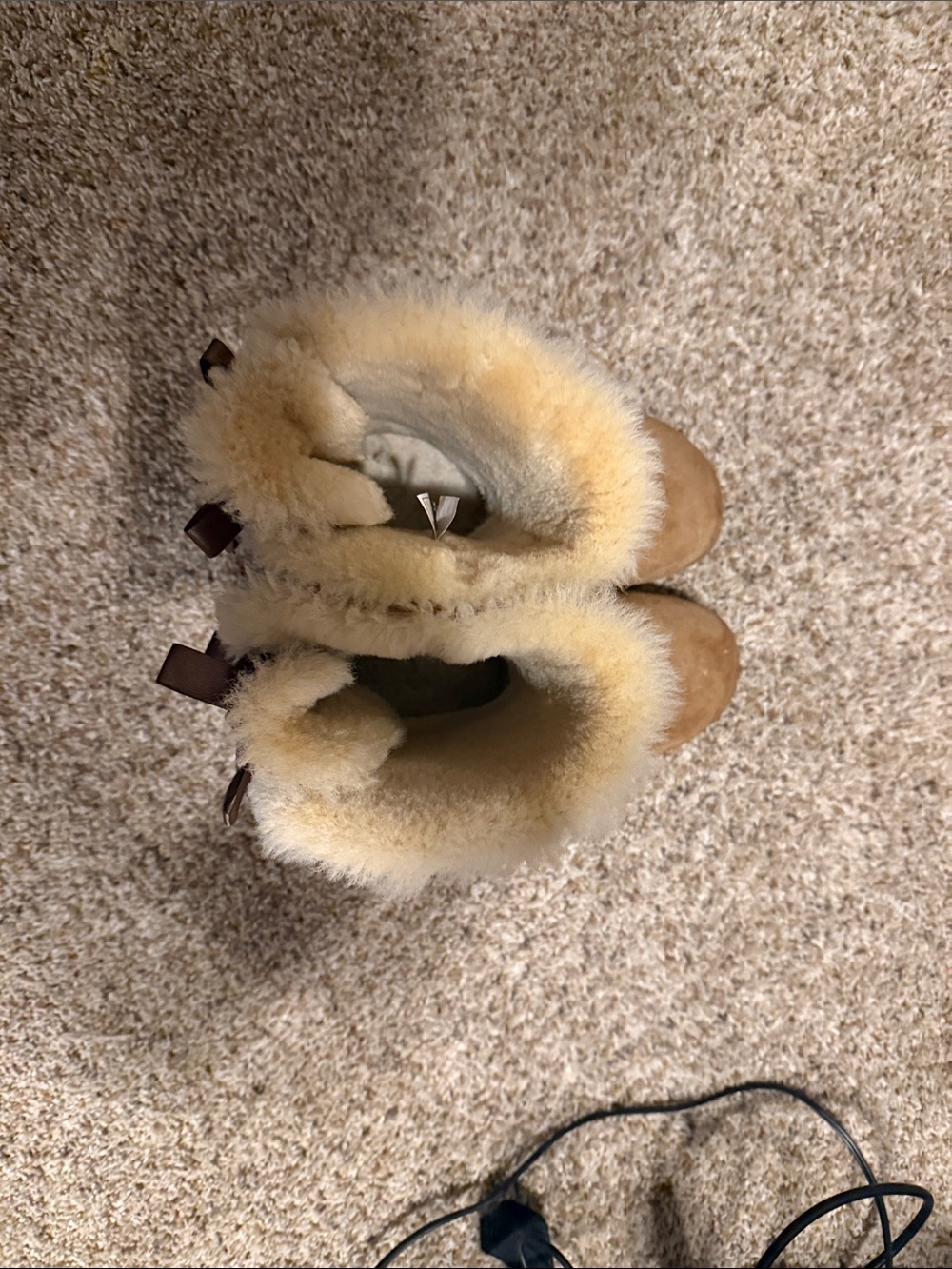 UGG Classic Shearling-Lined Women's Suede Boot - Tan with bows - Picture 3 of 5